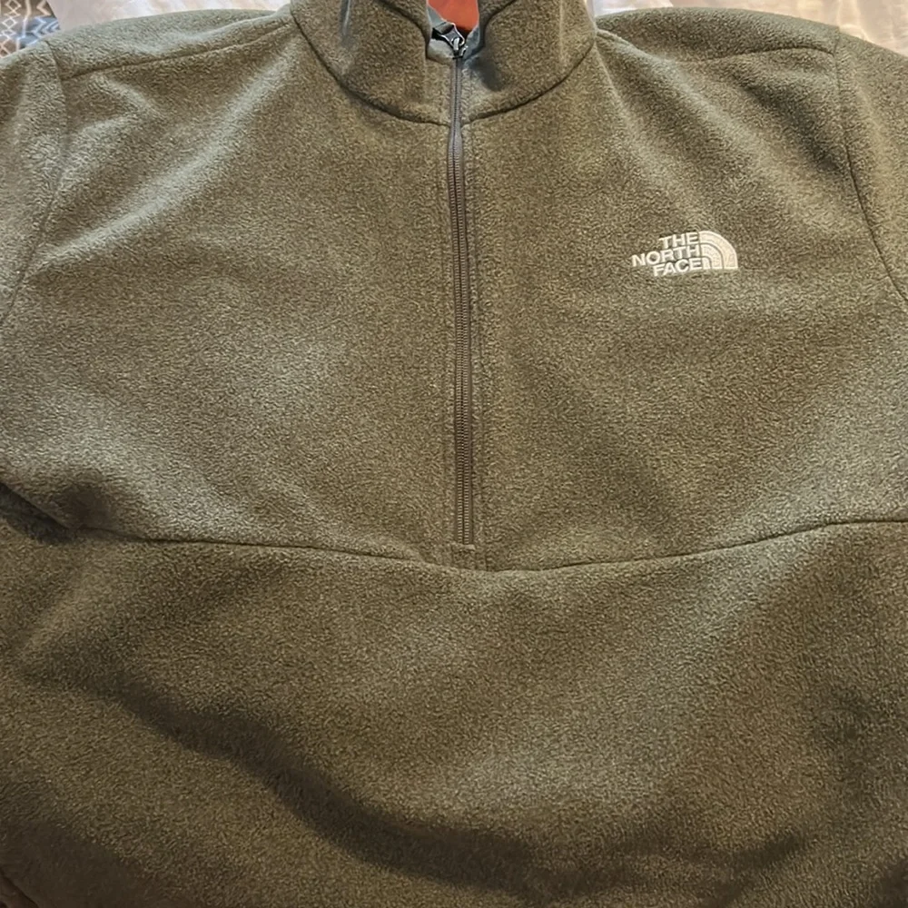 New North Face 1/2 zip with zippered pockets! - Picture 5 of 5